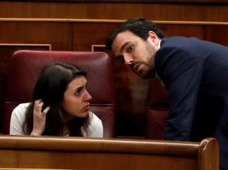 La portavoz de Unidos Podemos en el Congreso, Irene Montero, conversa con el coordinador federal de IU, Alberto Garzón, en el pasado debate de presupuestos.
