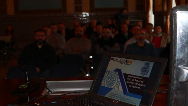 PolicÃa Nacional imparte formación a vigilantes de seguridad
