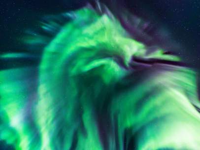 Dragón verde aurora boreal