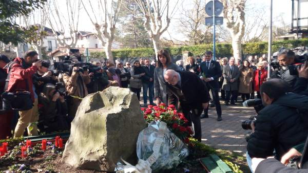 Familiares, partidos e instituciones recuerdan a Buesa y Díaz, asesinados por ET Familiares, partidos e instituciones recuerdan a Buesa y Díaz, asesinados por ET