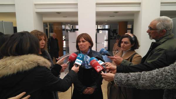 La presidenta del Gobierno de Navarra, Uxue Barkos, atiende a los medios de comu La presidenta del Gobierno de Navarra, Uxue Barkos, atiende a los medios de comu