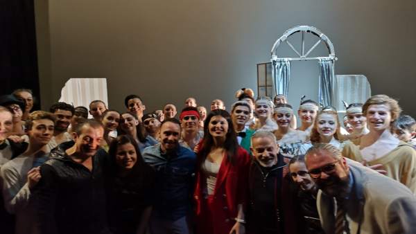 La consejera de Turismo y Cultura junto a los bailarines de la escuela de Danza La consejera de Turismo y Cultura junto a los bailarines de la escuela de Danza