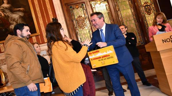 Espadas entrega las llaves de diversos pisos en Sevilla Espadas entrega las llaves de diversos pisos en Sevilla