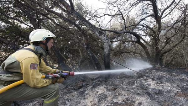 Un bombero apagando un incendio Un bombero apagando un incendio
