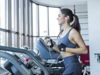 Diez canciones para motivarte en el gimnasio (y no fallar en tus propósitos)