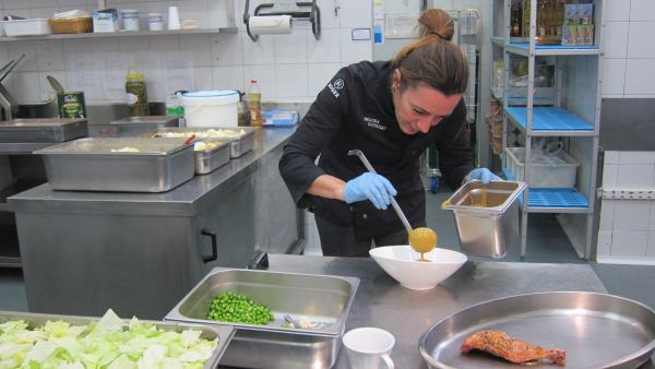La chef Begoña Rodrigo preparando uno de los platos del menú que ha hecho para C La chef Begoña Rodrigo preparando uno de los platos del menú que ha hecho para C