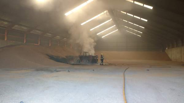 Declarado un incendio en una nave de maderas y plásticos de la empresa Albatros Declarado un incendio en una nave de maderas y plásticos de la empresa Albatros