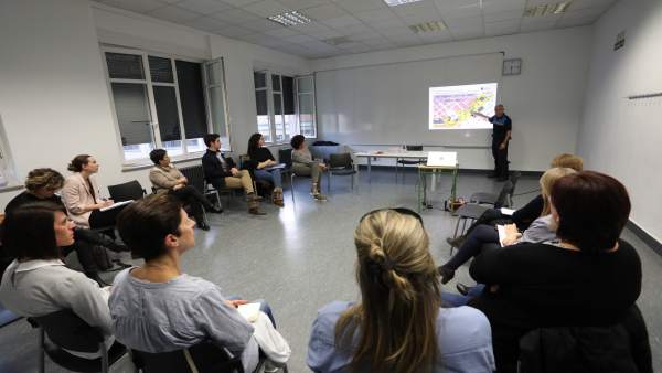 El Ayuntamiento presenta a los responsables de los colegios del entorno de Monja El Ayuntamiento presenta a los responsables de los colegios del entorno de Monja