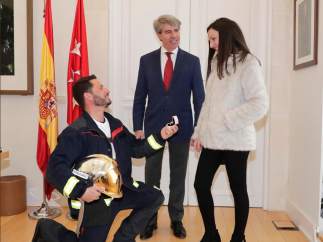 Bombero de Bombero de nuevo ingreso pidiendo matrimonio a su pareja delante de Ángel Garrido.