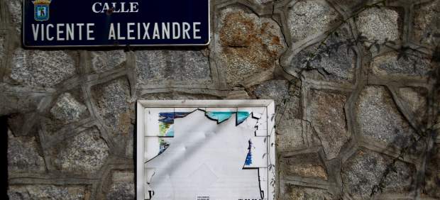 Placa de la calle Vicente Aleixandre.