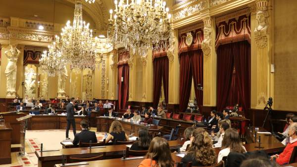 El Parlament acoge VI Liga de Debate Universitario con cuestiones como la matern El Parlament acoge VI Liga de Debate Universitario con cuestiones como la matern