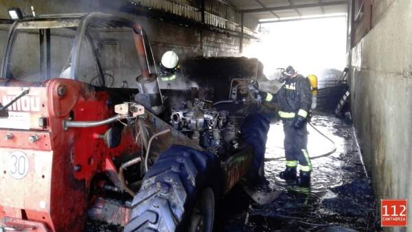 Mueren tres terneros al incendiarse un tractor que estaba en su misma nave en Uc Mueren tres terneros al incendiarse un tractor que estaba en su misma nave en Uc