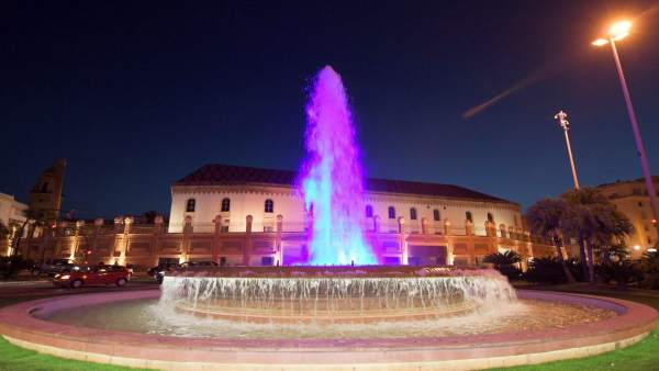 La fuente de Plaza de Sevilla de Cádiz recupera su iluminación de color La fuente de Plaza de Sevilla de Cádiz recupera su iluminación de color