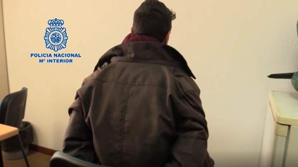 Detenido tras descuartizar y comerse a su madre Detenido tras descuartizar y comerse a su madre