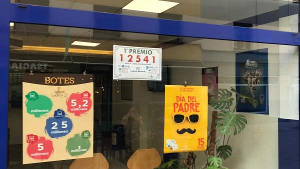 La Lotería Nacional deja en Oviedo el segundo premio y parte de un primer premio La Lotería Nacional deja en Oviedo el segundo premio y parte de un primer premio