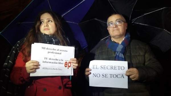 Blanca Pou y Kiko Mestre en la concentración por la libertad de prensa y de info Blanca Pou y Kiko Mestre en la concentración por la libertad de prensa y de info