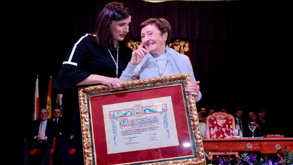 Gloria Torner recibe la Medalla de Plata de Santander Gloria Torner recibe la Medalla de Plata de Santander