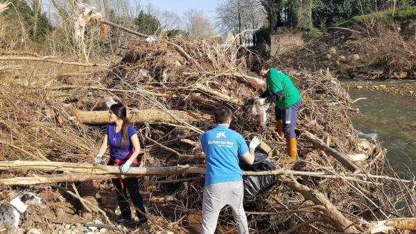 Voluntarios retiran residuos de La Viesca, en Torrelavega Voluntarios retiran residuos de La Viesca, en Torrelavega