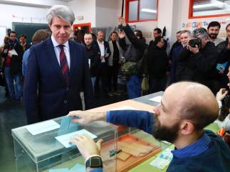 El presidente Ángel Garrido, este domingo, en un simulacro electoral con personas con discapacidad intelectual.