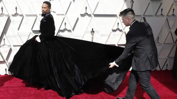 Resultado de imagen para Billy Porter llega con esmoquin-vestido a la alfombra de los premios Oscar 2019.