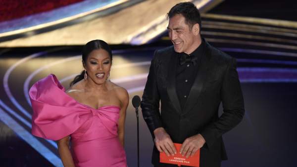 Angela Bassett y Javier Bardem Angela Bassett y Javier Bardem