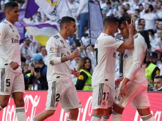 Casemiro celebra un gol junto a Lucas
