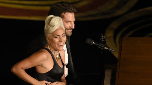 Lady Gaga y Bradley Cooper interpretan 'Shallow' Lady Gaga y Bradley Cooper interpretan 'Shallow'