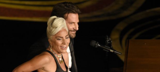 Lady Gaga y Bradley Cooper interpretan 'Shallow'