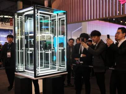 El nuevo modelo plegable de Samsung, protegido por una vitrina en el stand de la marca surcoreana en el Mobile World Congress de Barcelona 2019.