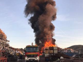 Columna de humo incendio chatarrería San Fernando de Henares.