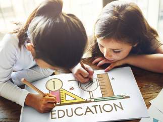Dos niñas en una escuela.