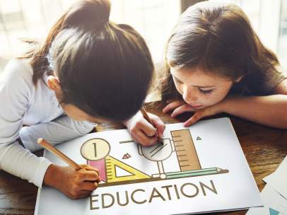 Dos niñas en una escuela.