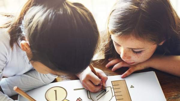 Dos niñas en una escuela. Dos niñas en una escuela.