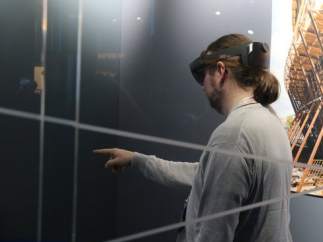 Un visitante del congreso de móviles de Barcelona usando las Hololens 2 de realidad mixta de Microsoft.