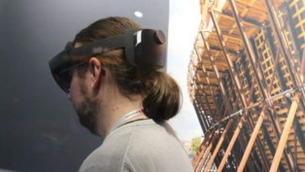 Un visitante del congreso de móviles de Barcelona usando las Hololens 2 de realidad mixta de Microsoft. Un visitante del congreso de móviles de Barcelona usando las Hololens 2 de realidad mixta de Microsoft.