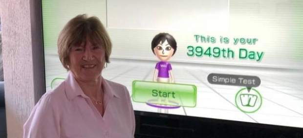 Una abuela jugando a Wii Fit