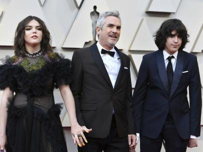 Alfonso Cuarón y sus hijos, Tess y Olmo, en la ceremonia de los Oscar.