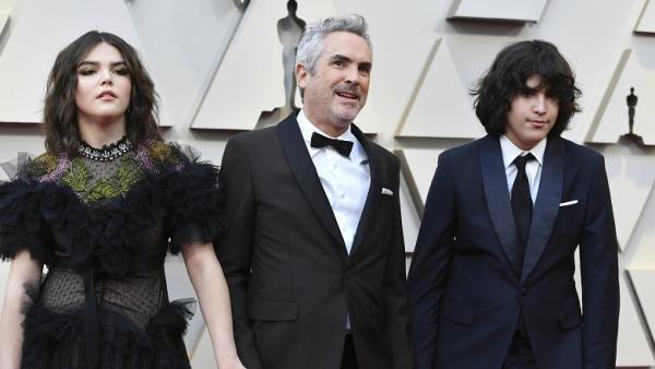 Alfonso Cuarón y sus hijos, Tess y Olmo, en la ceremonia de los Oscar. Alfonso Cuarón y sus hijos, Tess y Olmo, en la ceremonia de los Oscar.