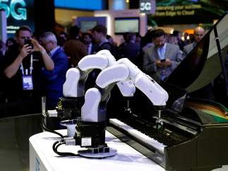 Dos brazos robóticos pianistas de la compañía ZTE este martes en el Mobile.