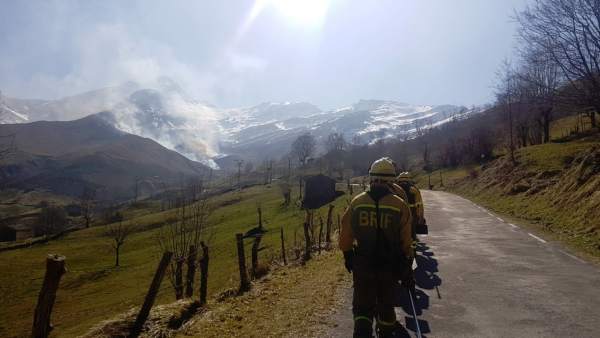 Permanece activo un incendio forestal de los 10 provocados hoy en Cantabria Permanece activo un incendio forestal de los 10 provocados hoy en Cantabria