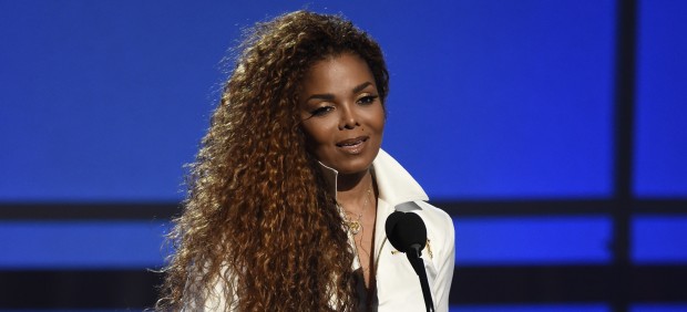 Janet Jackson recibiendo un premio por su carrera