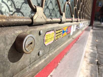 Pegatinas de cerrajeros en las puertas de los comercios