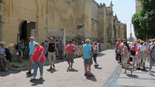 Turistas junto a la Mezquita Turistas junto a la Mezquita