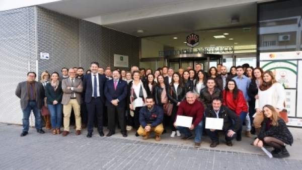Autoridades y participantes en el programa de becas de la Fundación Cajasur Autoridades y participantes en el programa de becas de la Fundación Cajasur
