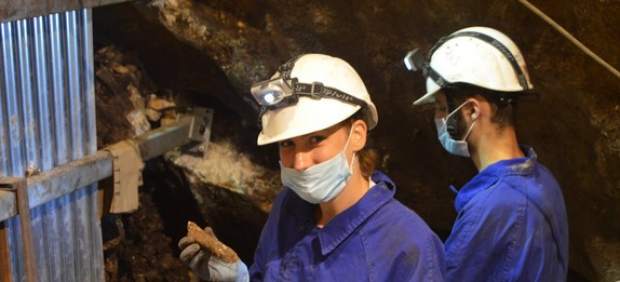 Investigadores en Sima del Ángel (Lucema, Córdoba).