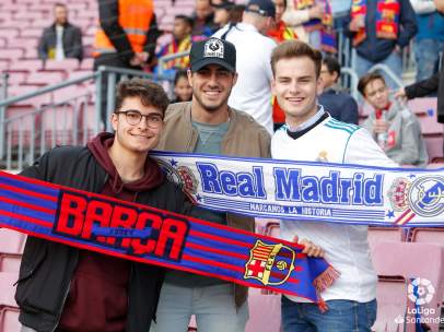 Aficionados del Barcelona y el Real Madrid