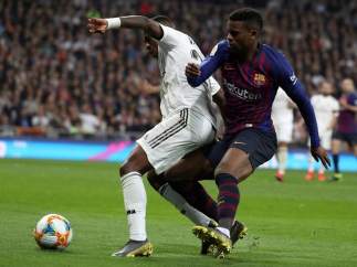 Vinícius reclamó penalti de Semedo.