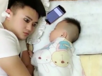 El truco de un padre chino para echarse la siesta