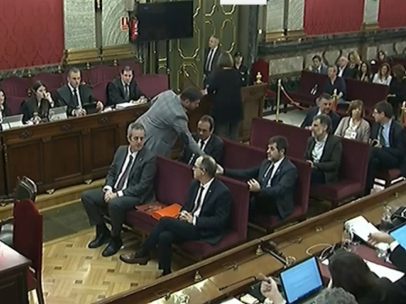 Rufián saluda a todos menos a Santi Vila