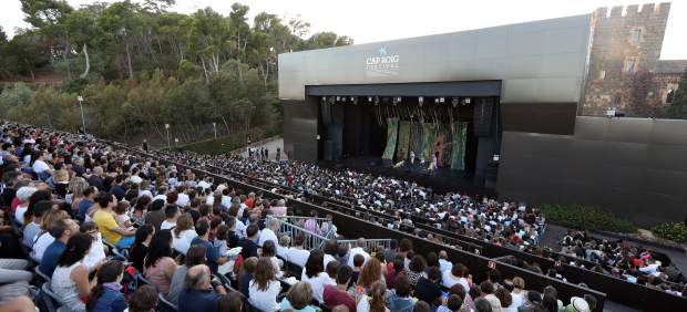 Actuación artística en el Cap Roig Festival